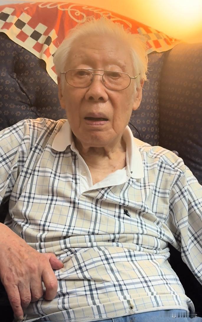 89岁老戏骨焦晃近照，看起来状态非常好，神采奕奕，简直是太长寿了！[赞][赞]