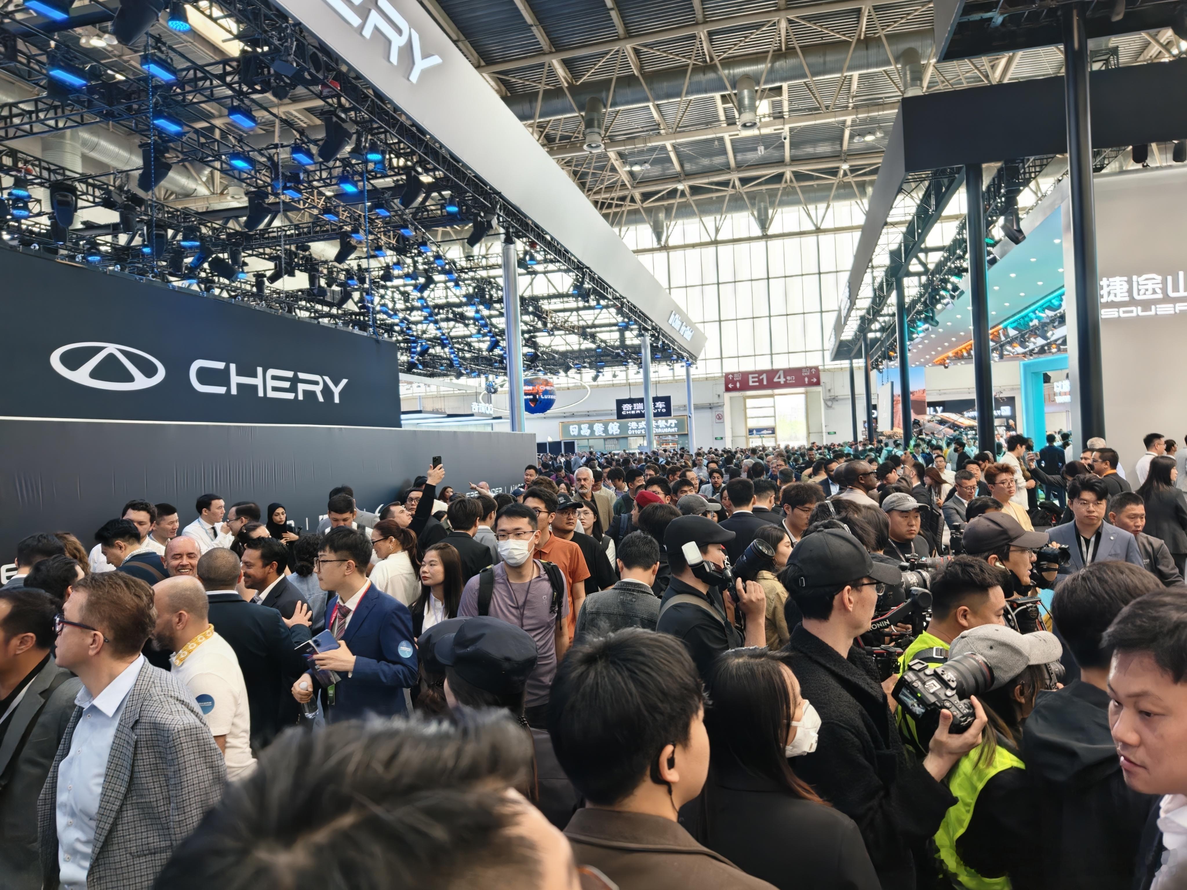 北京车展首日，随手拍，纯当记录日常了：❶人从众的现场环境；❷前来扫货的中东土豪们