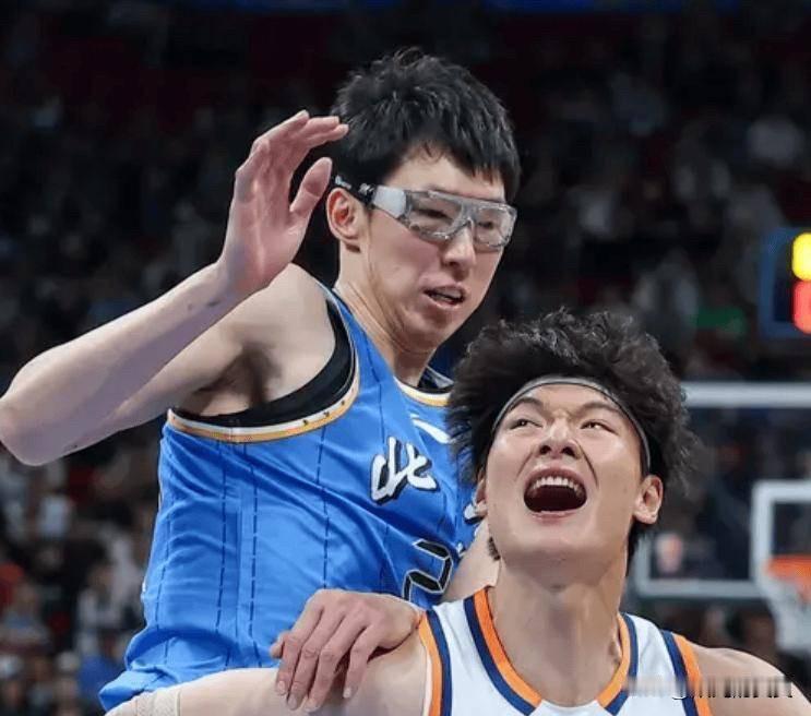今天晚上 Cba半决赛开打。
上海VS北京。

半决赛采取五局三胜制。2+2+1