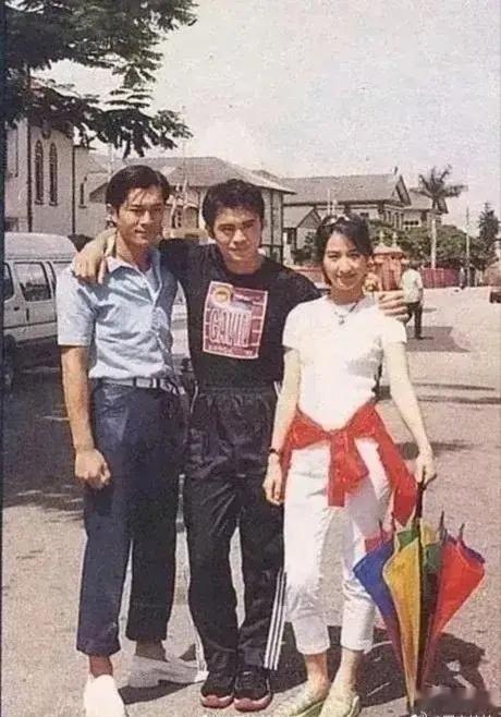 这张照片拍摄于27年前，能认出来三人的，估计都儿女绕膝了吧！ 