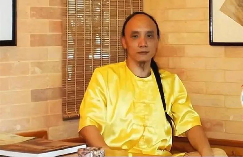 大清都亡100多年了，还有人活在“皇族梦”里？
 
家人们，今天必须得唠唠这个奇