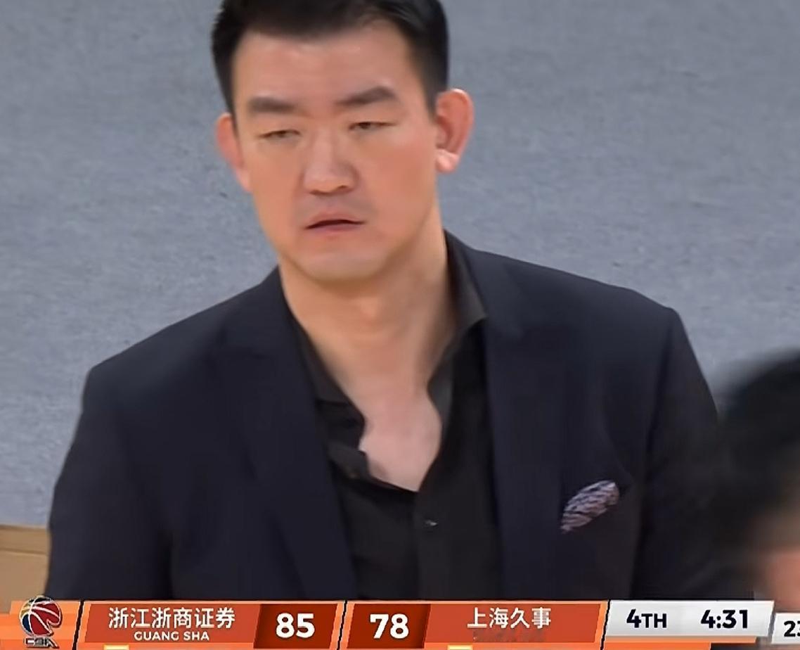 现在除了上海球迷，全国各地大部分球迷都支持广厦夺冠。
因为上海队实力太强，假如今