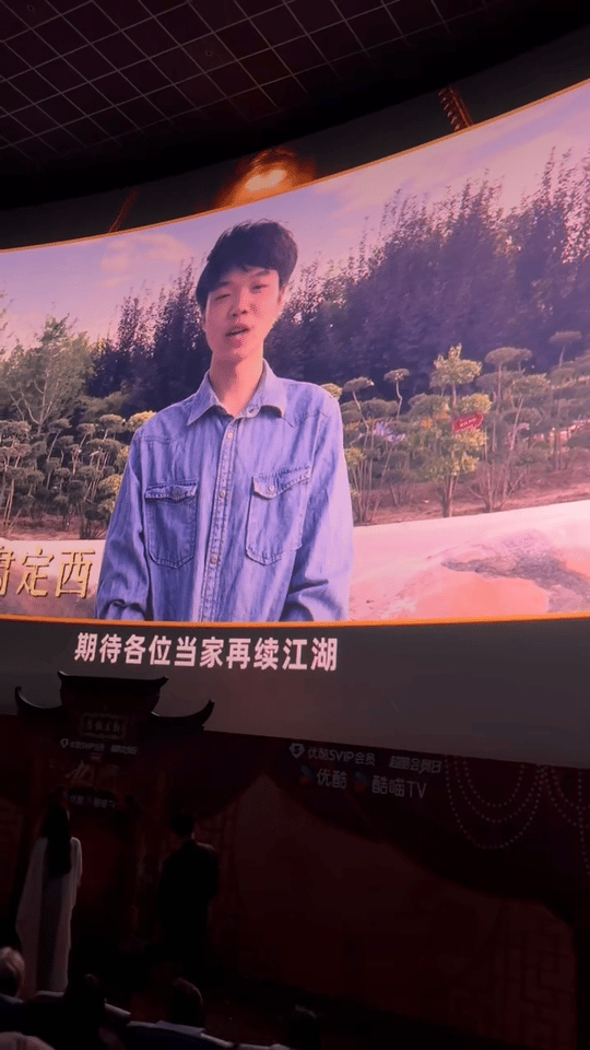 九门线下还原了点天灯 现场点天灯的那一刻，感觉整个江湖都回来了！剧组和粉丝的这场