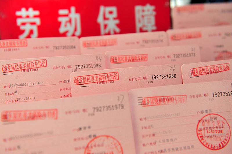 今年养老金上调肯定是有盼头的，完全不用慌。
按《社会保险法》早就明确的规则，养老