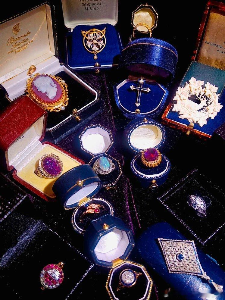 珠宝潮玩古董珠宝 gh_66c53d495417 正在直播：周末云逛摊，看看店主