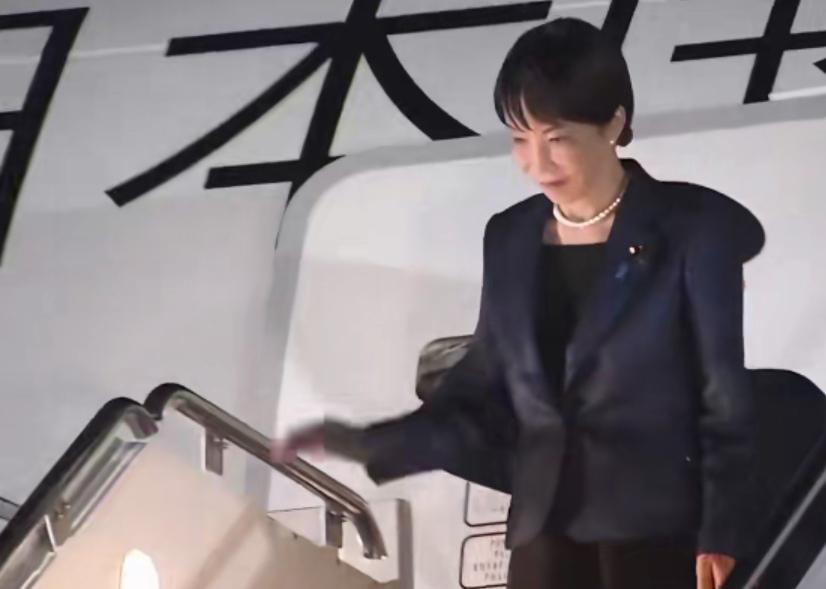 🇯🇵🇺🇸日本首相高市早苗抵达美国。
当地时间3月18日晚上，高市早苗乘坐