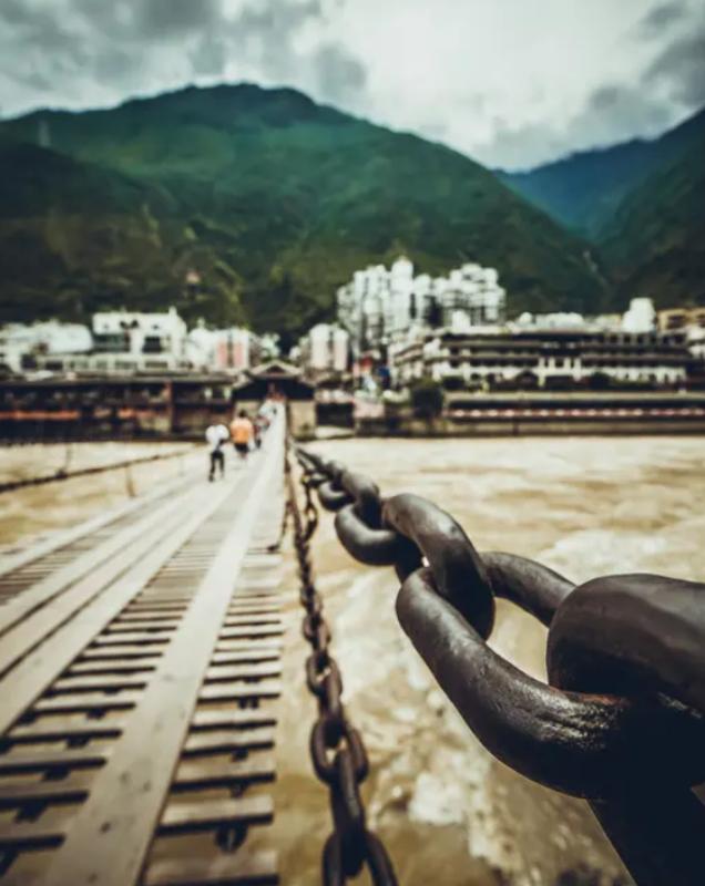 工程奇迹！2020年泸定桥大修，当探伤仪器扫过那13根悬在激流上的铁链时，现场见