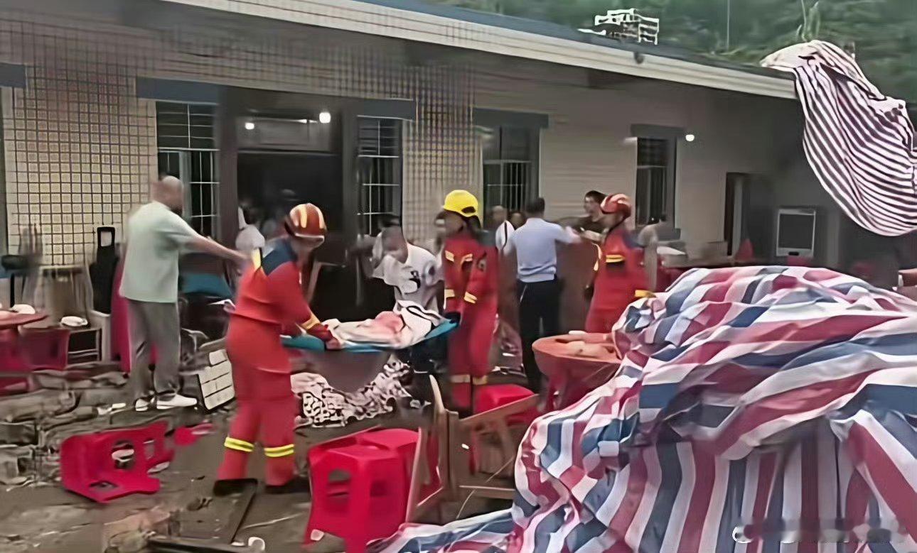 升学宴致5死17伤主家亲属发声其实下雨天就根本不适合办这些宴席，农村里这些房子，