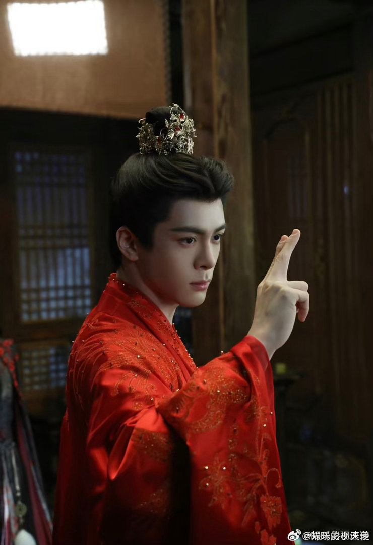 曾舜晞胡茬吻戏 这段吻戏拍得太有质感了，胡茬蹭过脸颊的触感、暗室里的光影交错、肌