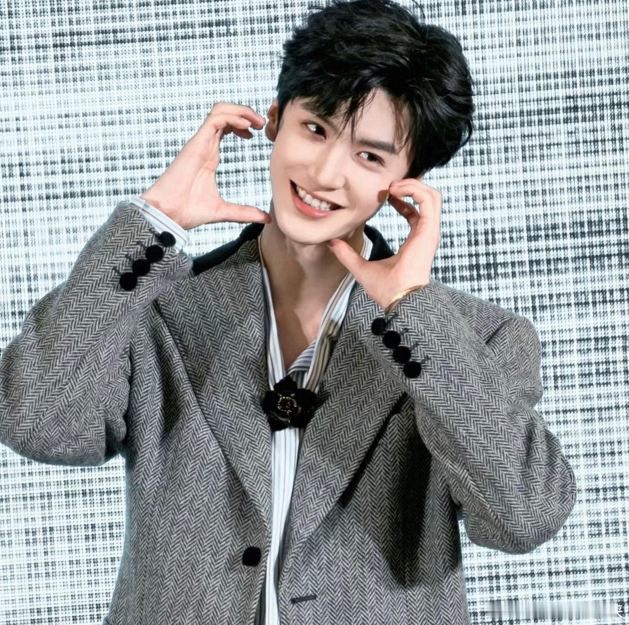 陈哲远吃的小嘴油汪汪，太有食欲啦，咋这么可爱呢 