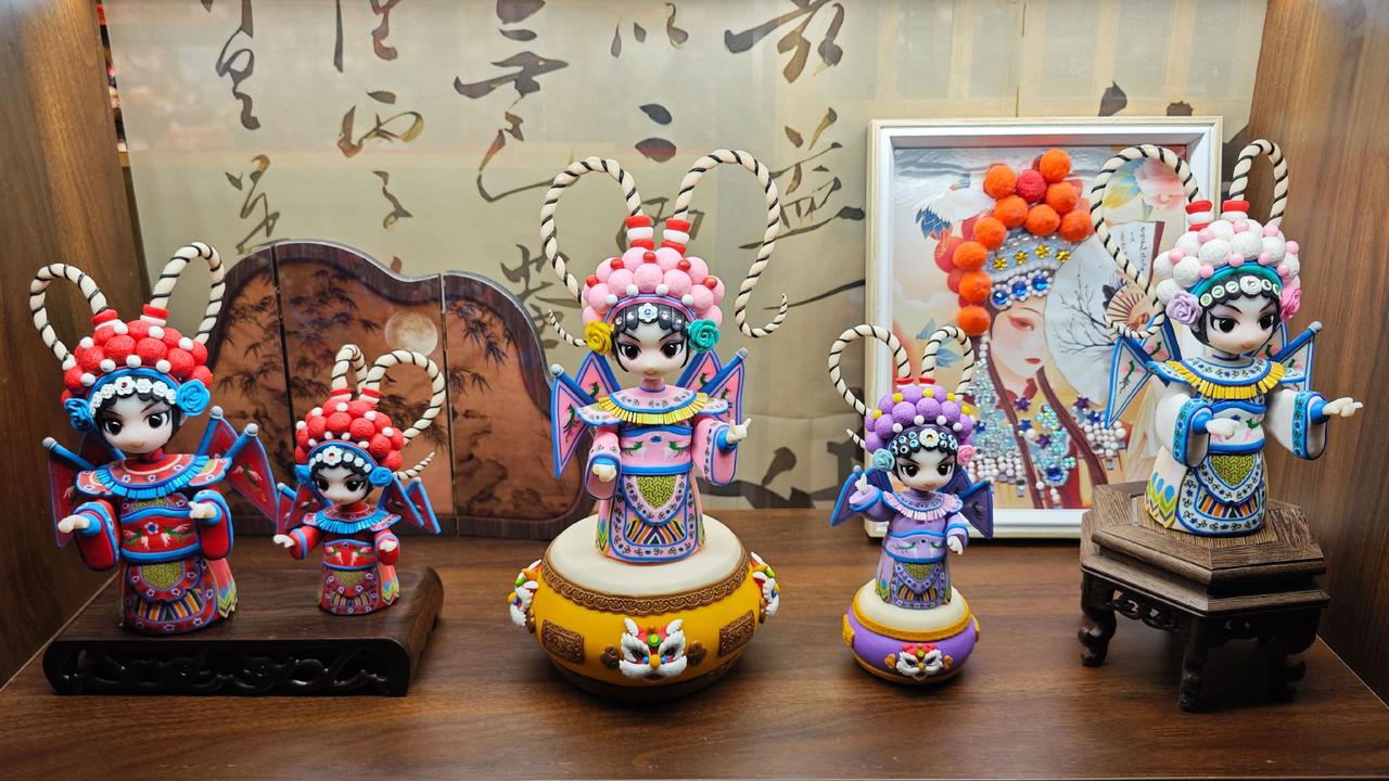 踏进扬州大运河博物馆，恍然间就撞进了鲜活的明清老街里。青石板路蜿蜒向前，木格窗、