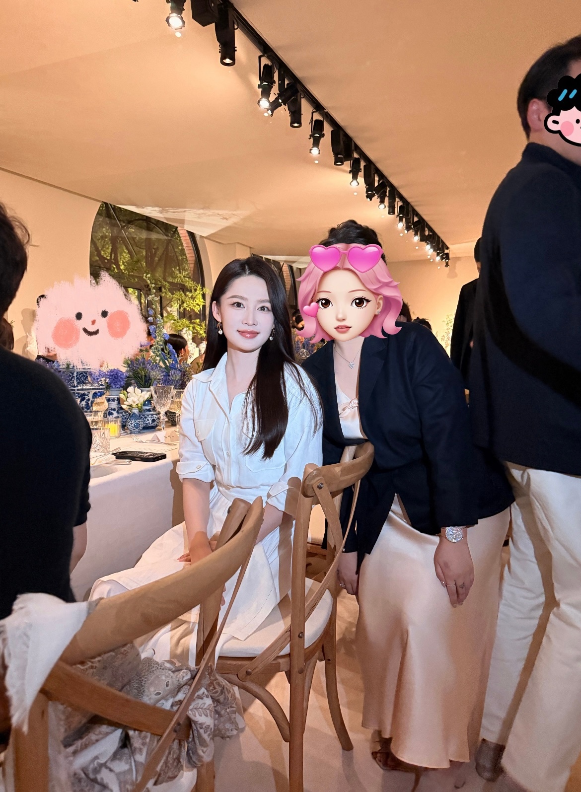 今日一袭白衣在苏州出席品牌晚宴的李沁简约大气又知性美丽