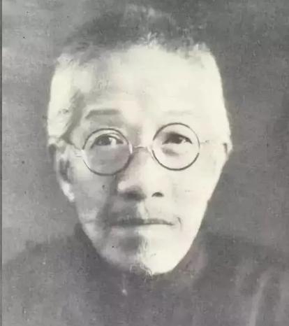 1931年，62岁章太炎穷得连2块钱的烟都买不起。

一边是家里揭不开锅的窘迫，