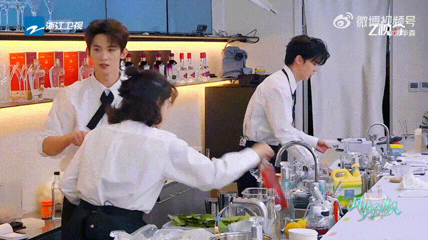 常华森做特调做一杯赔一杯i人面对客人真的会慌，常华森调完特调还会复盘步骤，怕哪里