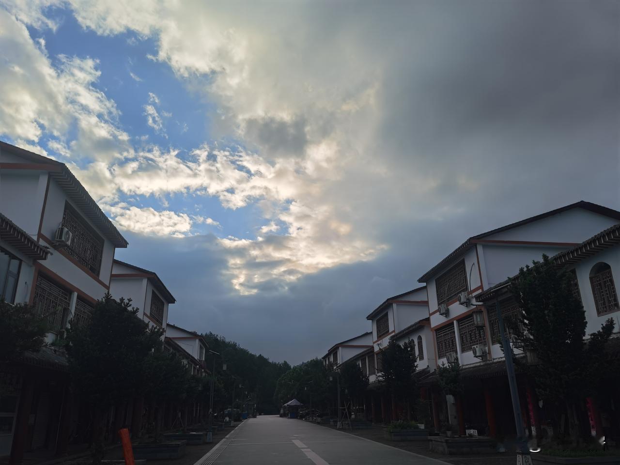 宝峰古镇，特别适合修行人居住的地方。
它不仅仅是千年古寺，马祖的道场。更是江西佛