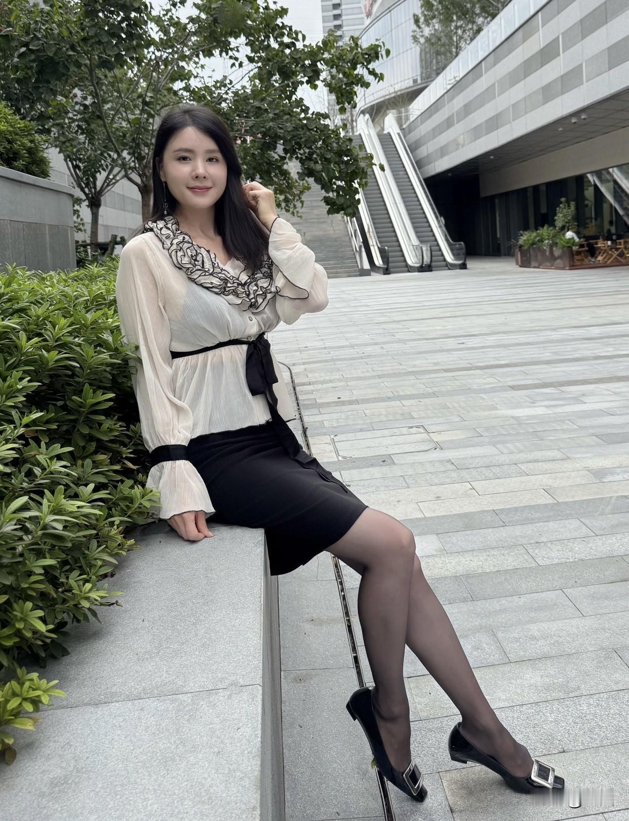 成熟稳重的美女你喜欢吗?成熟稳重的美女就像一杯陈酿的美酒，越品越有滋味，她们的魅