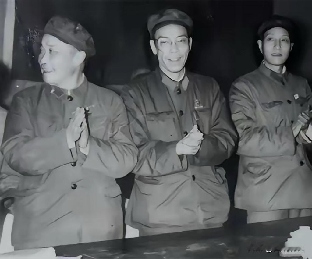 这张老照片你见过么？

估计很多人听说过张国华的大名，没见过本人吧？
看照片最右