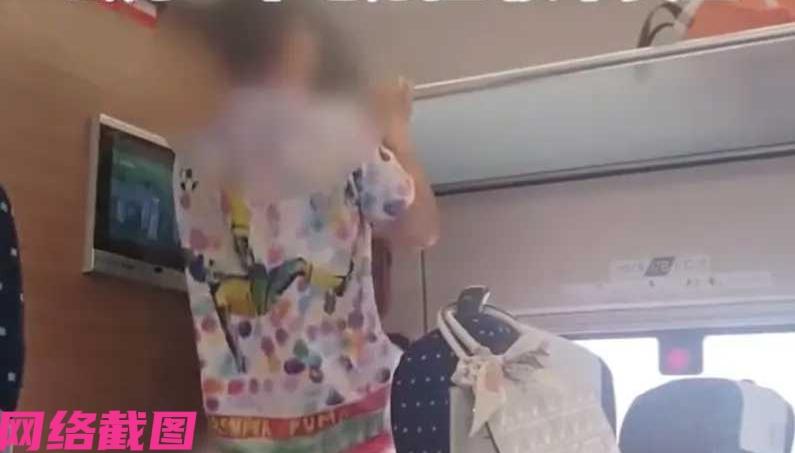 云南昆明有男子乘坐高铁却闲不住，竟然在列车运行时，还利用列车上的行李架做起引体向