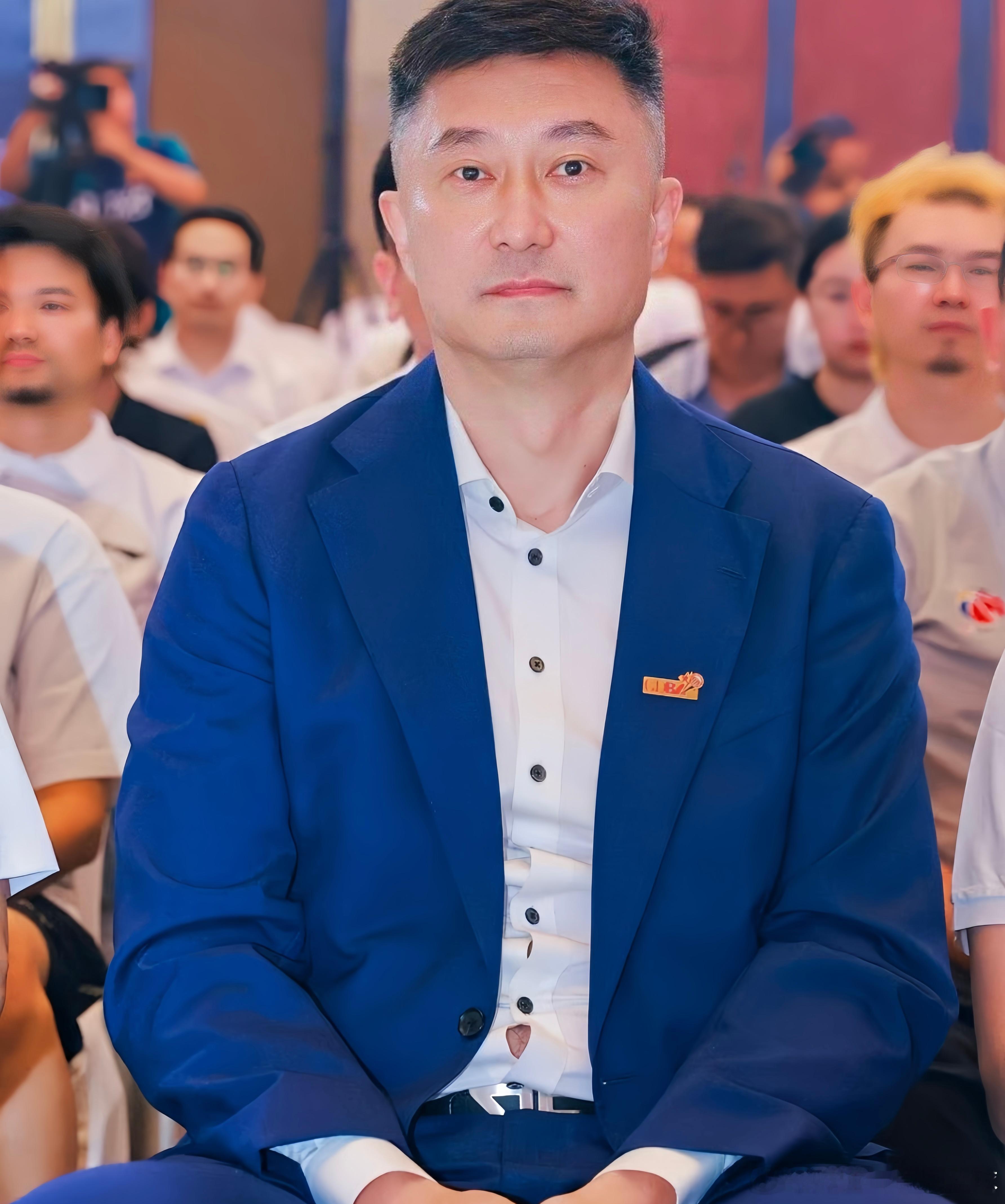 杜锋最新动态，现身广州出席城市篮球推介会休赛期的杜指导有点忙，今日现身广州，出席