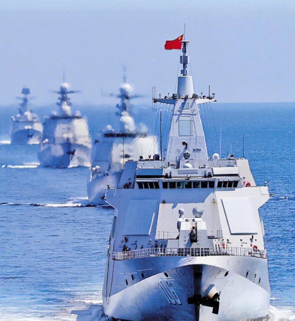 日本凭什么不慌？眼看着055大驱带着舰队进入日本海隐身30天，想找找不到，想赶赶
