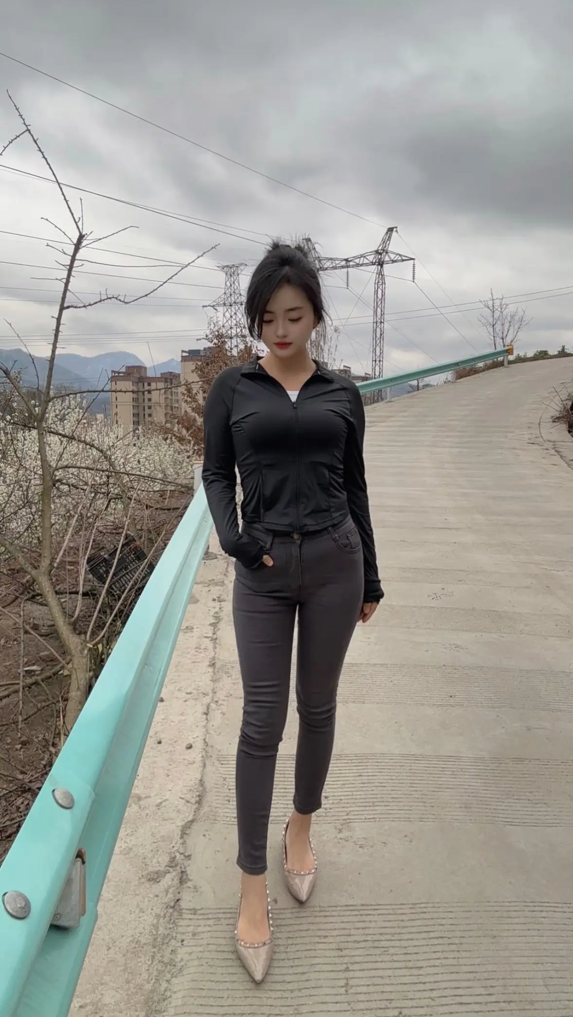 有人看见你哭会先抱你，有人看见你哭还要跟你讲道理，这日子怎么可能和谁过都一样