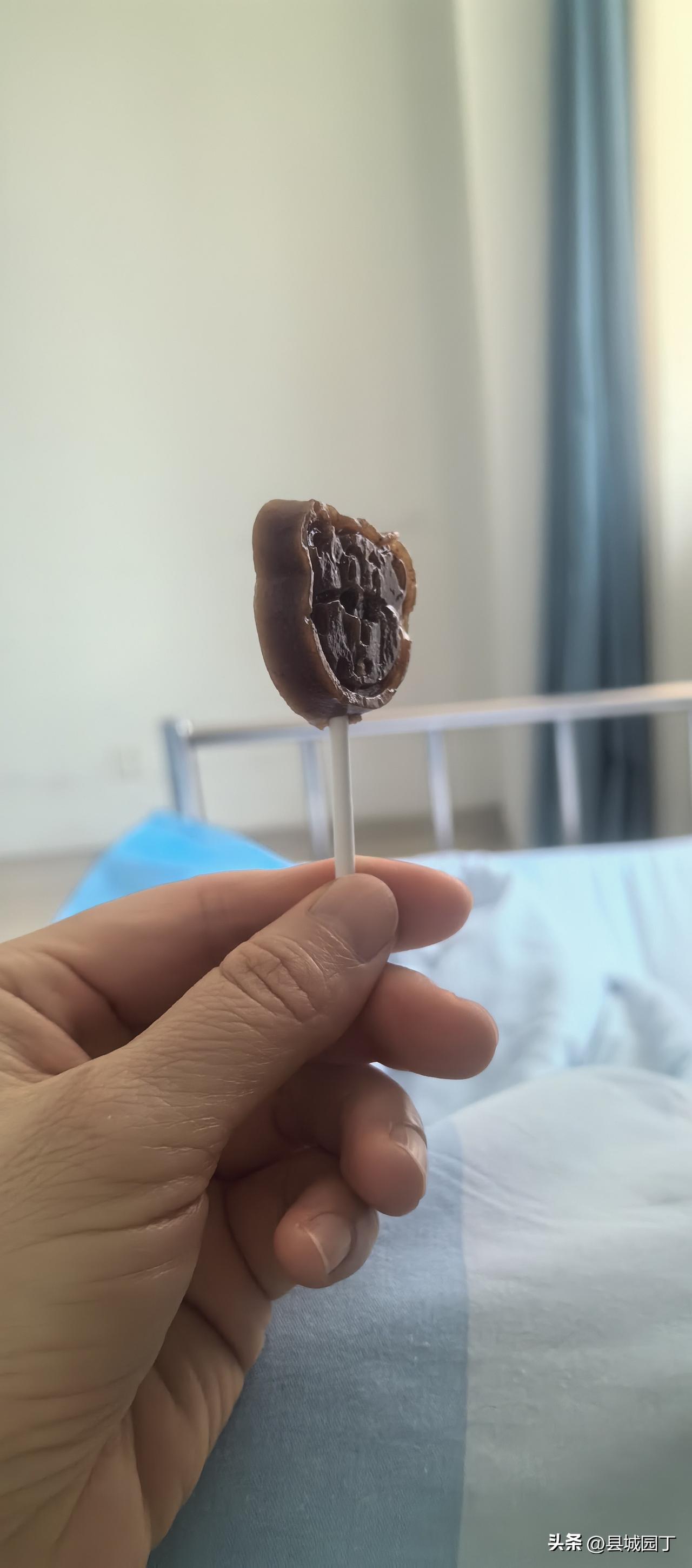 邻床病友说她住院后胖了很多，整天躺着吃吃吃。

我不理解：“你手腕受伤不影响活动