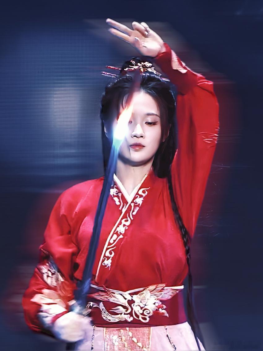 张慧雯在绍兴美成画中人了走进绍兴水乡，白墙黛瓦衬得张慧雯格外温婉。自带古典骨相，