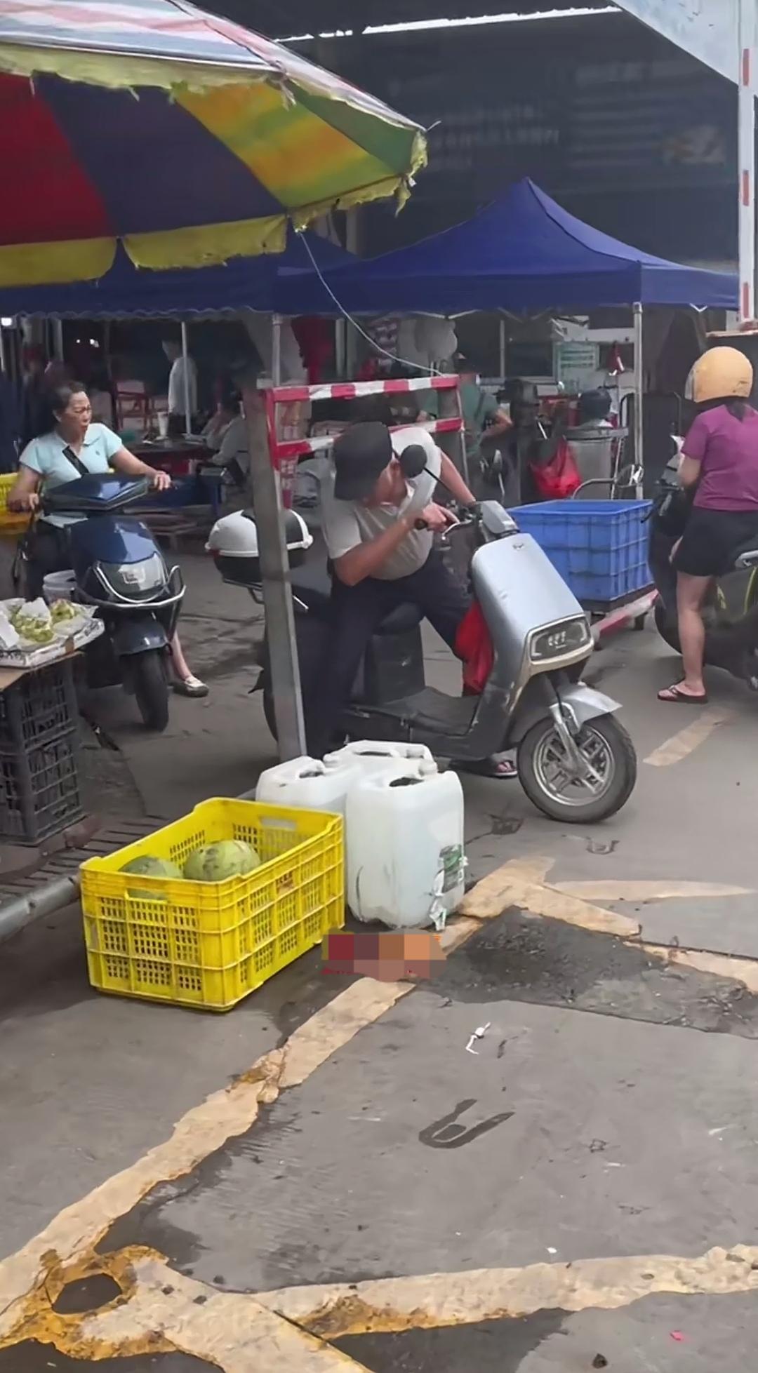 这家市场可真是“人性化”到极致了，骑车进去不低头根本不行！
明明是要阻止电动车进