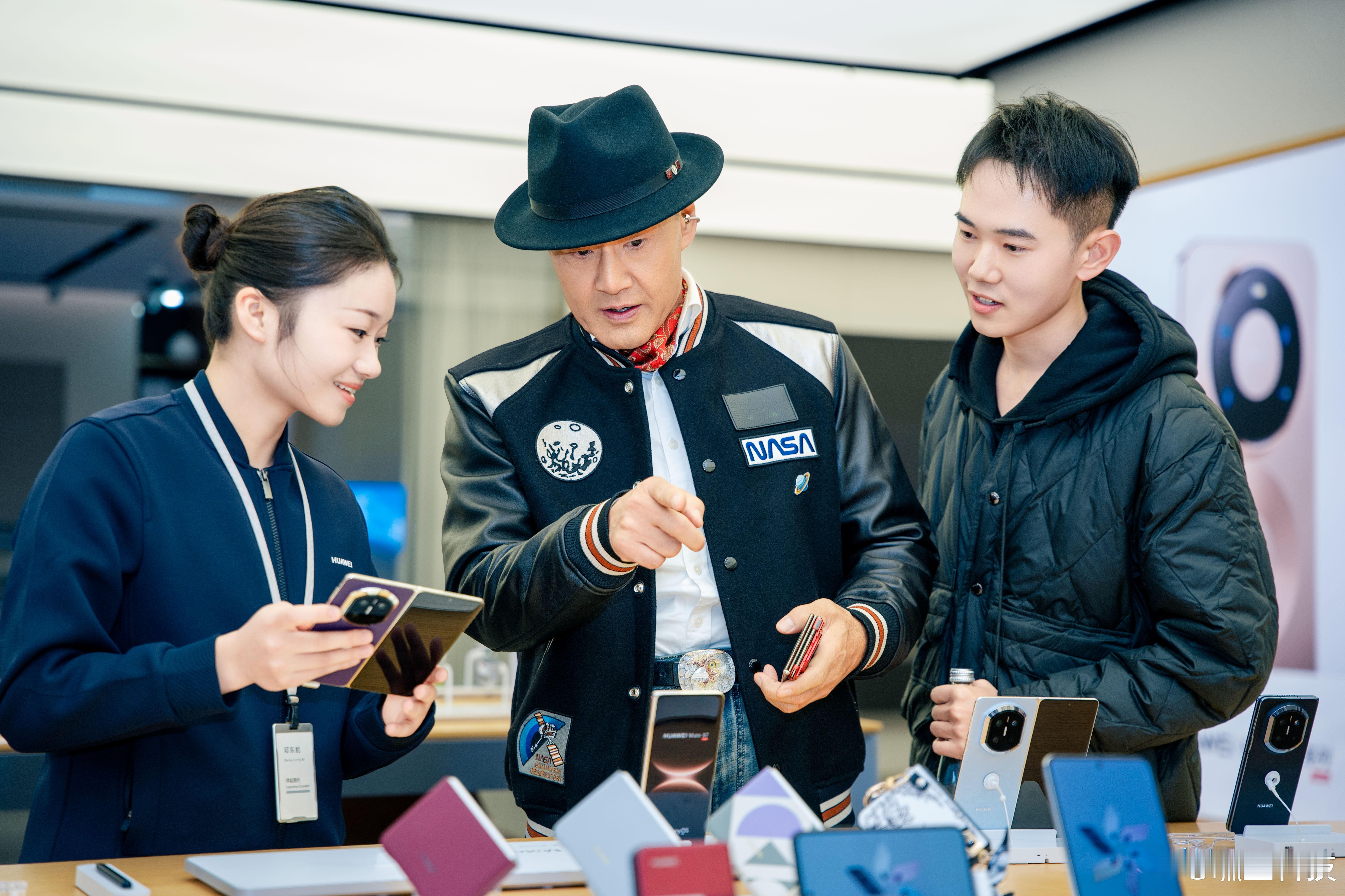 MateX7开售多地名人现身华为门店12月5日今天华为Mate X7正式开售，没