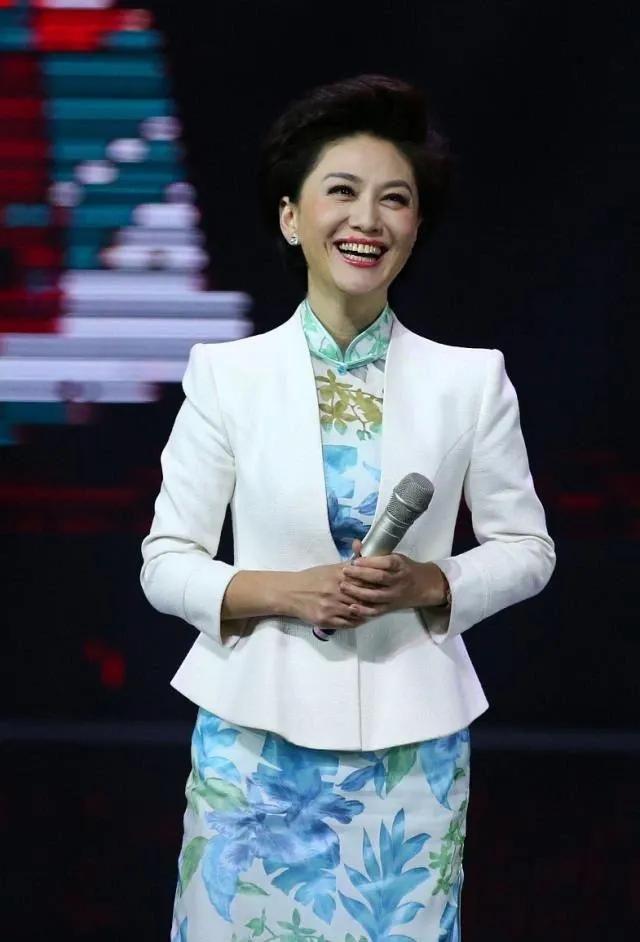 央视选择主持人的眼光有多好，看看她就知道了！

她不仅主持节目功底好，落落大方；