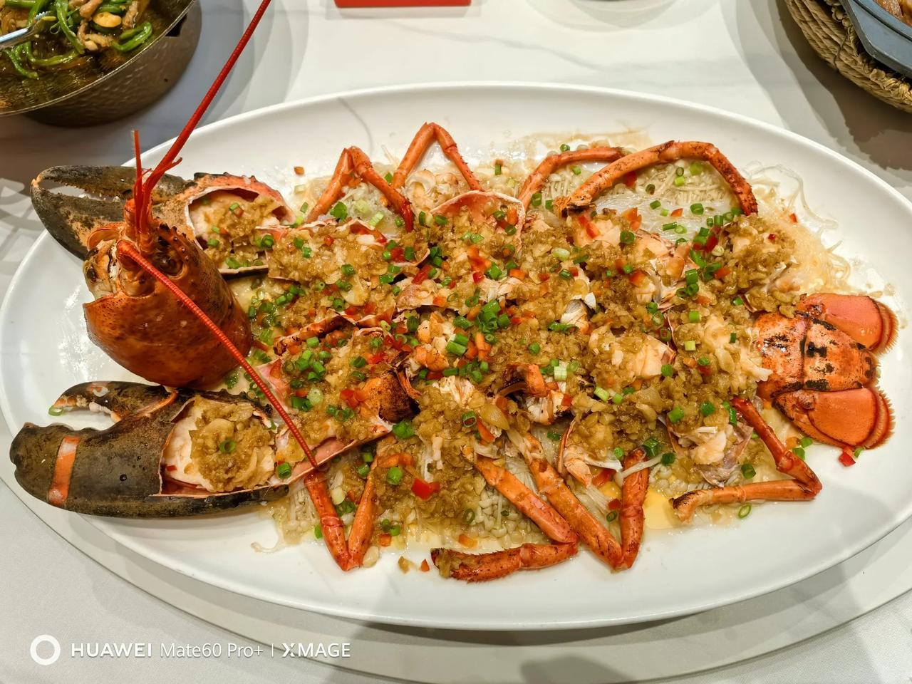 若是新鲜的活龙虾（海里的），用最简单的食材如葱姜蒜一点料酒即可，甚至只要姜水煮或
