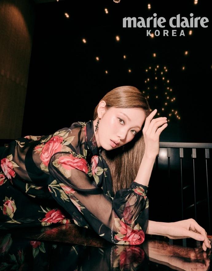 李圣经往杜嘉班纳秀场中心一站，氛围感瞬间就被拉满，清冷的气质配上利落的身形，把这