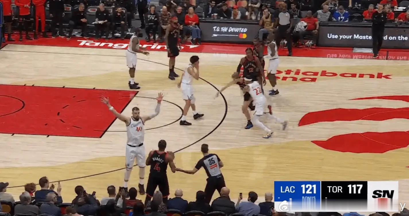 快船猛龙裁判报告出炉：猛龙获利1次，漏判巴恩斯5秒违例。 