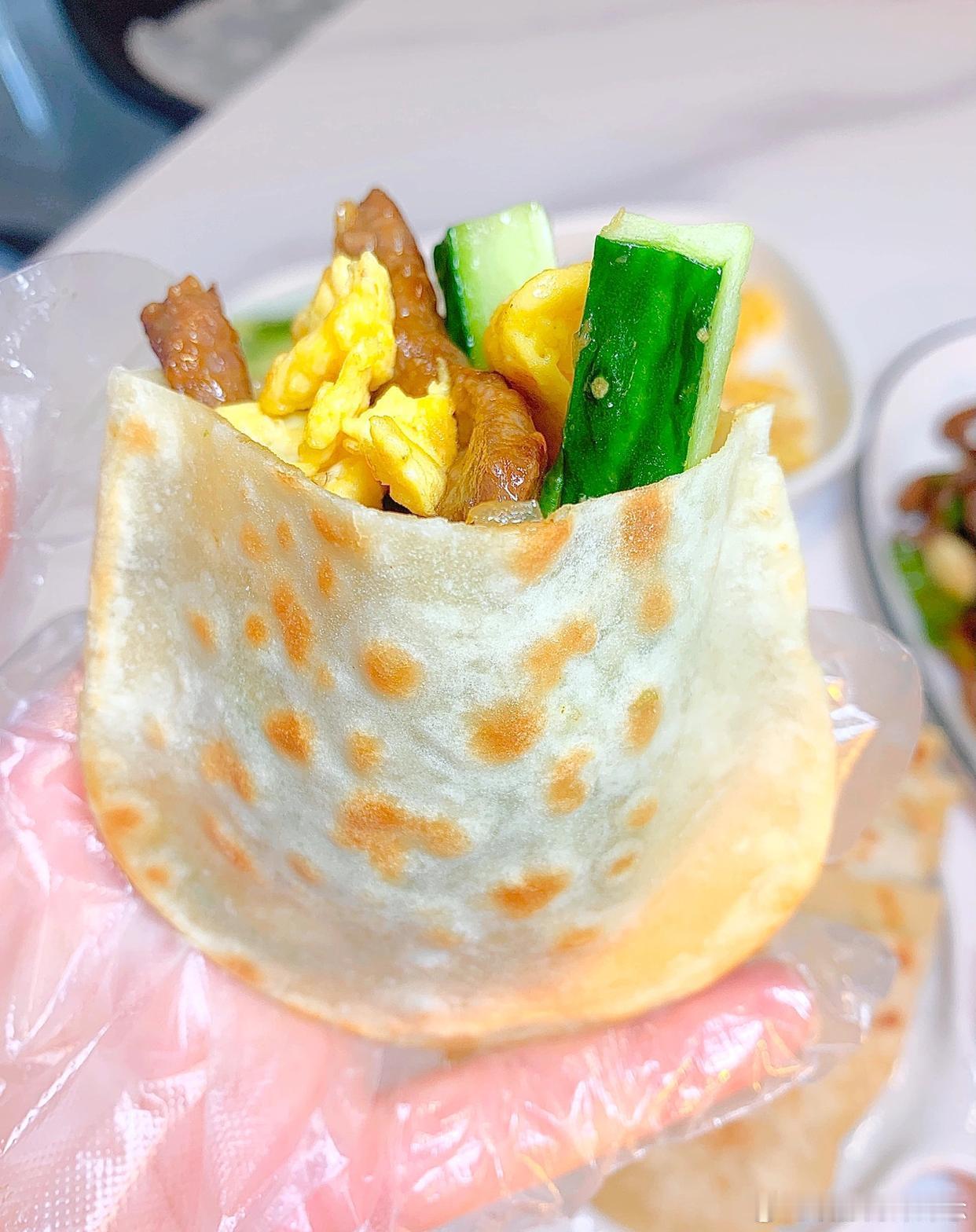 自制空心口袋饼太绝了！外皮松软中空，塞满菜和肉超满足，早餐晚餐都适配口袋饼做法：