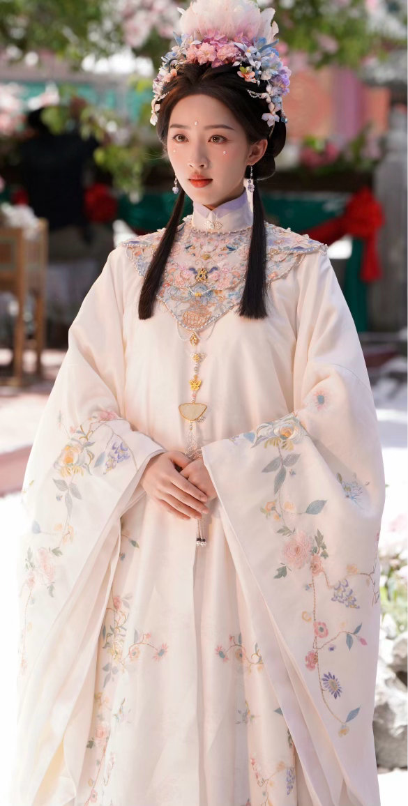 丁禹兮向邓恩熙要名分邓恩熙，05后新生代女演员，电影出身，灵气十足。出演过《无名