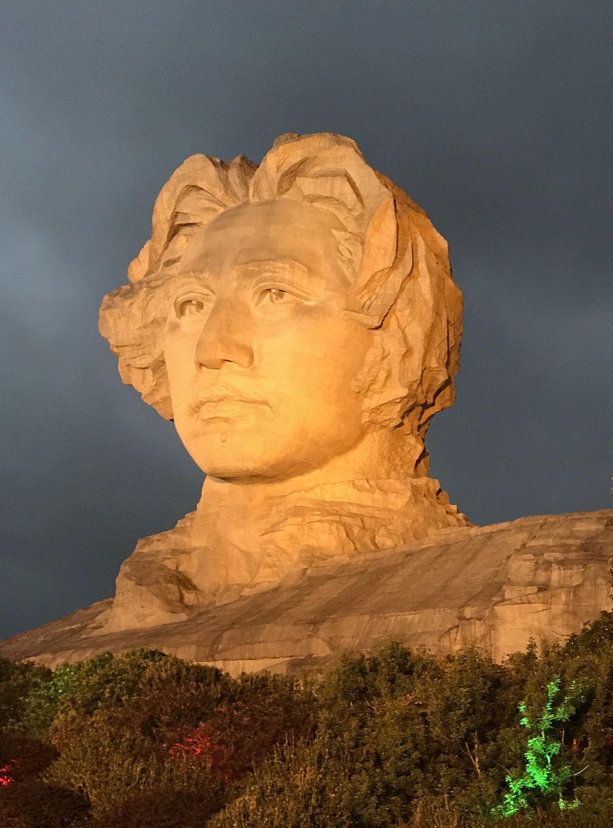 毛泽东诗词里的秋天尽显英雄气象

独立寒秋大江头，
放眼百舸争逐流。
借问苍天怅
