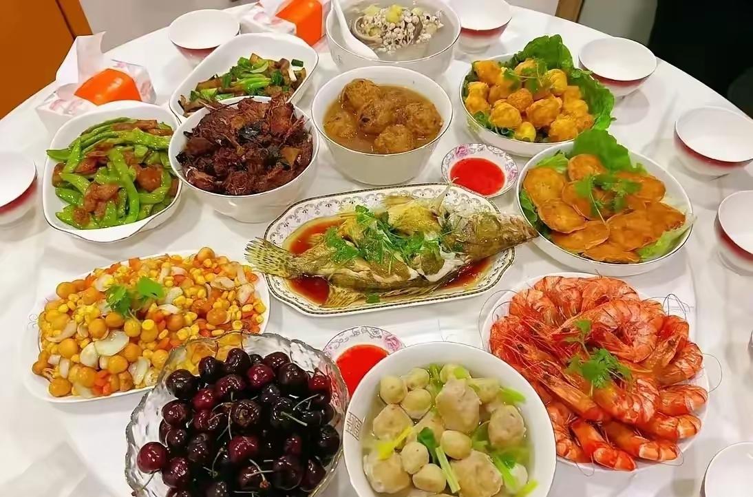 大家有没有发现？我们平时吃的饭菜，背后全是地理、气候、经济和文明在悄悄决定。
 