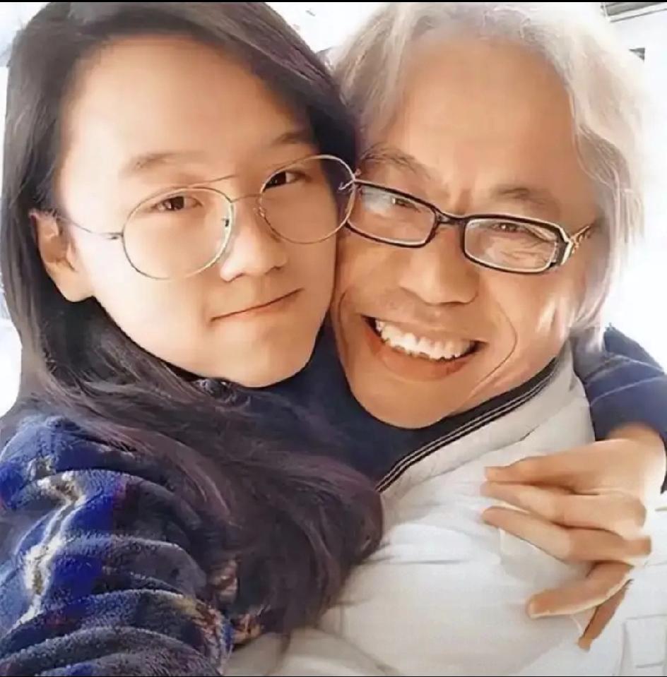 当年闹得沸沸扬扬的“爷孙恋”，男主走后27岁娇妻拿着千万遗产，最后竟落到偷外卖的