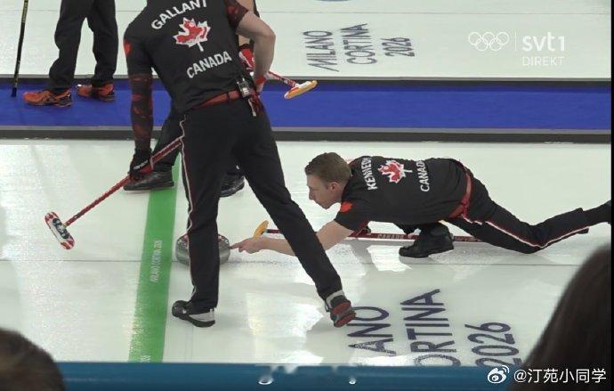 13日晚，加拿大男队三垒肯尼迪在将冰壶投出前掷线后，再次用手指触碰冰壶的花岗岩部