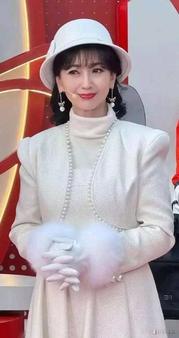 优雅白裙配珍珠项链，冬日里的一抹亮色！🌟✨
1月21日，赵雅芝一袭白裳惊艳亮相