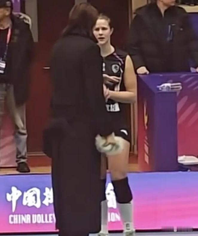 袁心玥赛后拉着范奈克低语：我交退役报告了。
排协昨天紧急批复：下月她直接进国青队