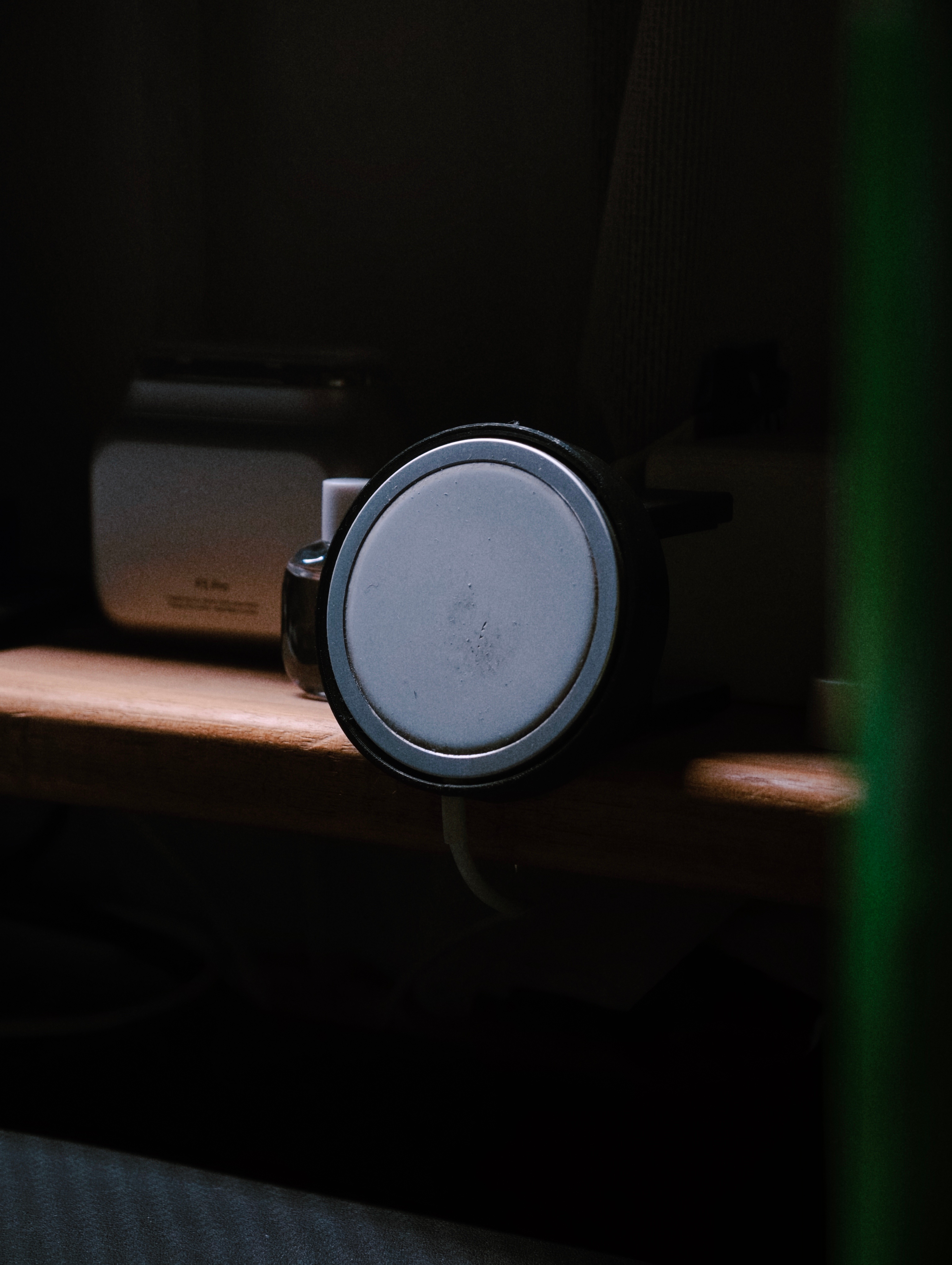 我是无线充电忠实爱好者，你们看我的 MagSafe 充电器磨损，足以说明使用频率