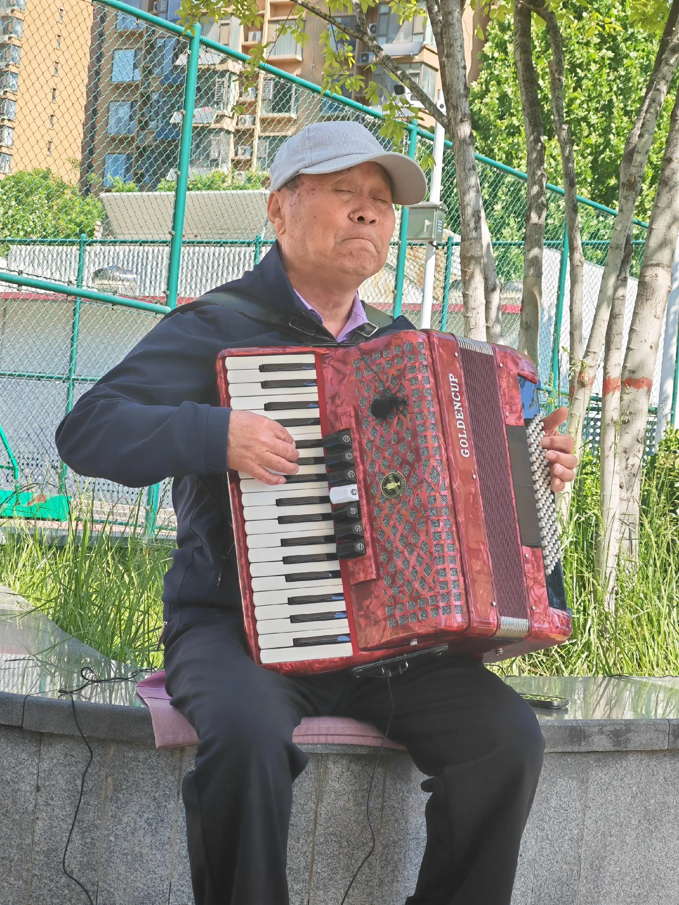 五一乱逛游，大街小巷景象，处处都是风景。老人拉琴，小伙杂技，路上行人。