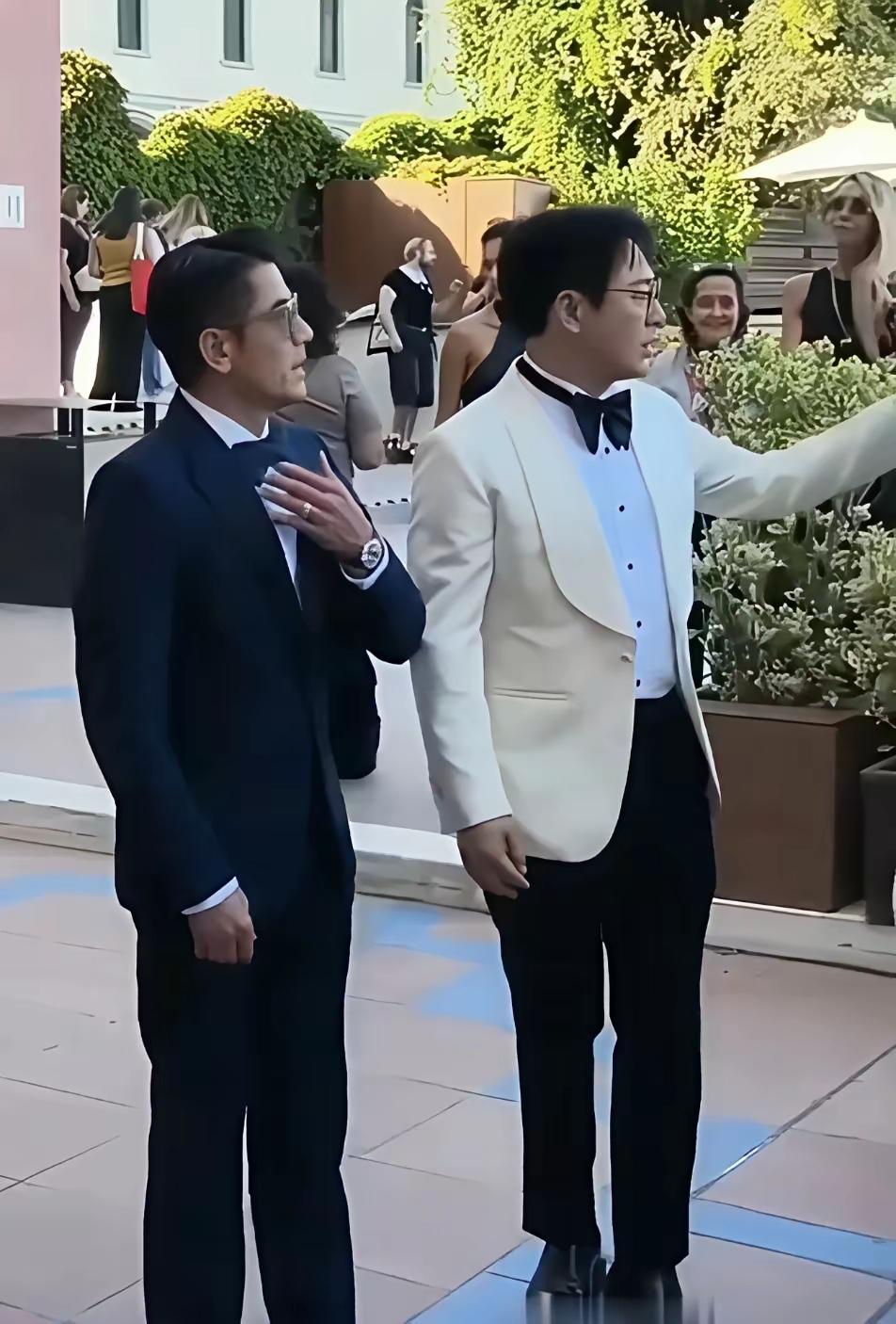 强哥招呼小弟来和郭富城握手。
张颂文的气场永远停在强哥的身份上，无论走到哪里，都