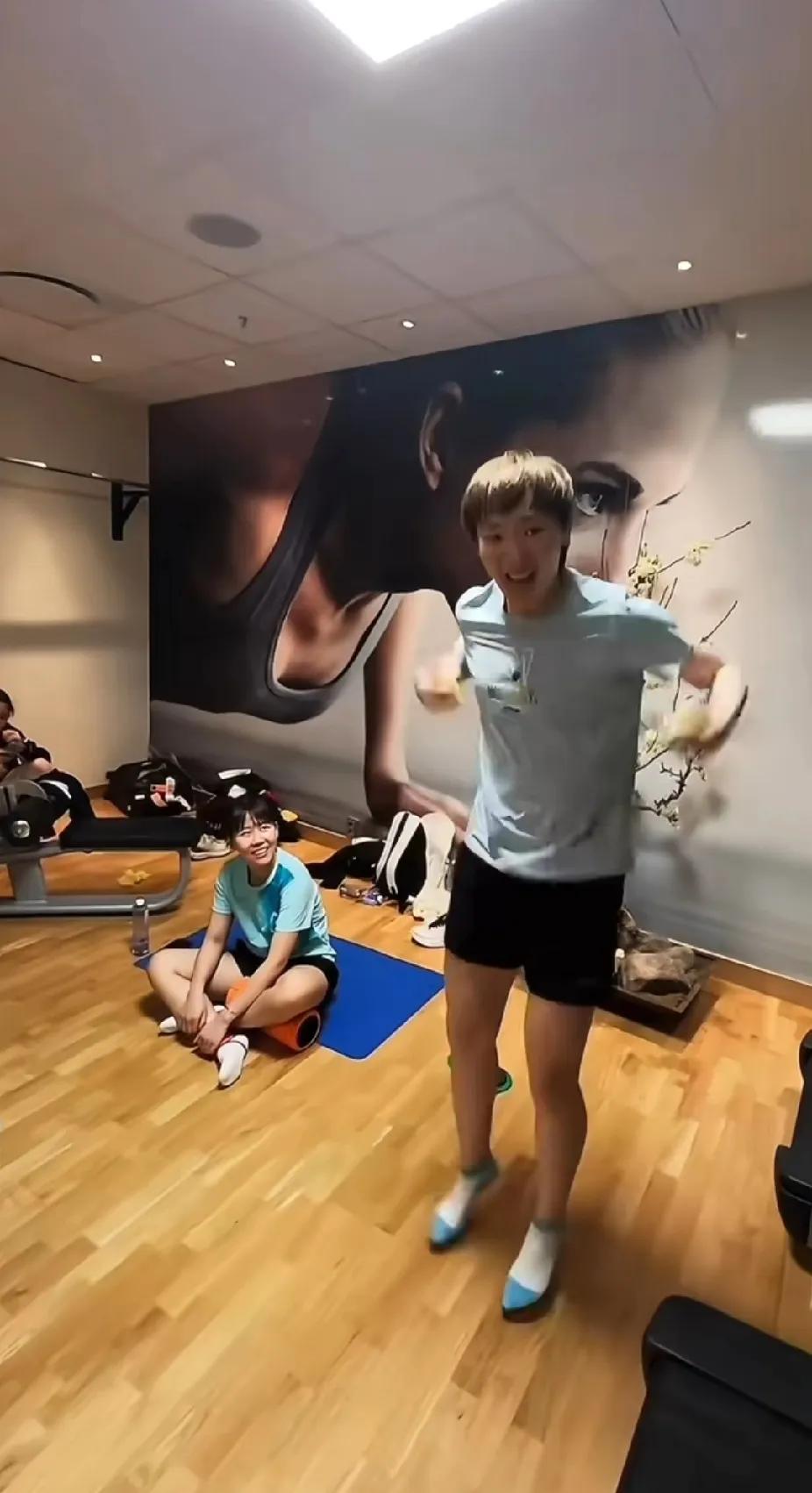 国乒女队体能训练欢乐时刻来啦🎈 何卓佳、陈幸同、蒯曼、孙颖莎、王曼昱 ，训练场