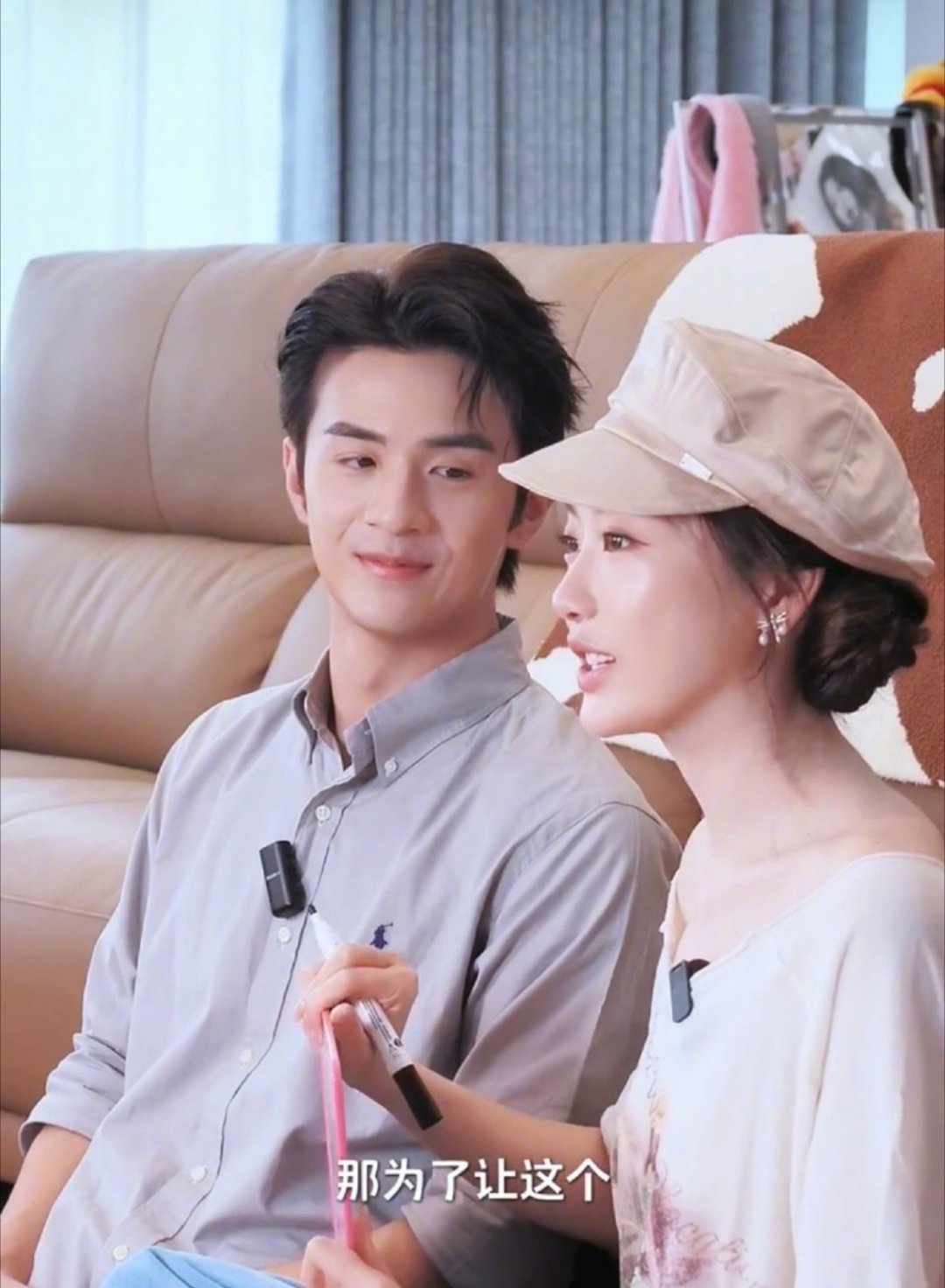 美妆这块孙乐言把奥斯卡调教得很好 趣味画作满是甜蜜心意，奥斯卡主动钻研女友美妆日