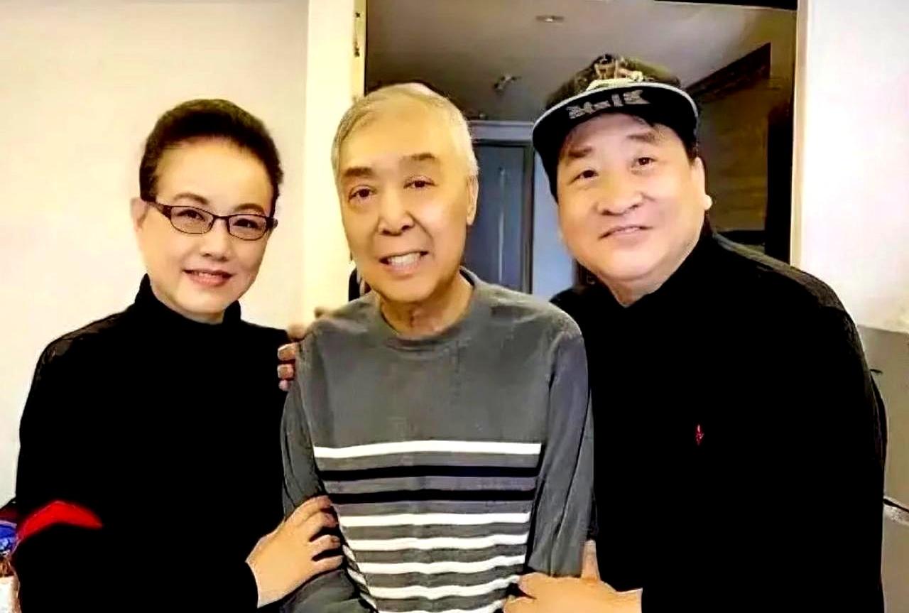 谁能想到照片里头发花白、看着比姜昆老了快10岁的人，居然是他亲师叔师胜杰！
说实