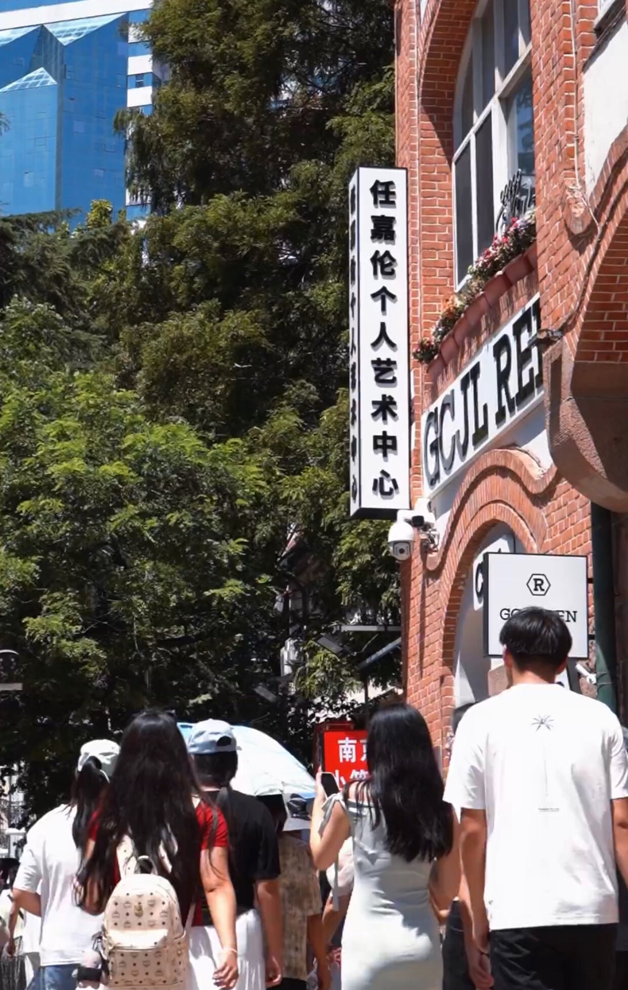 任嘉伦的个人艺术中心火成文旅新地标景点了，旅游地图的抬头还是青岛早报任嘉伦红房子