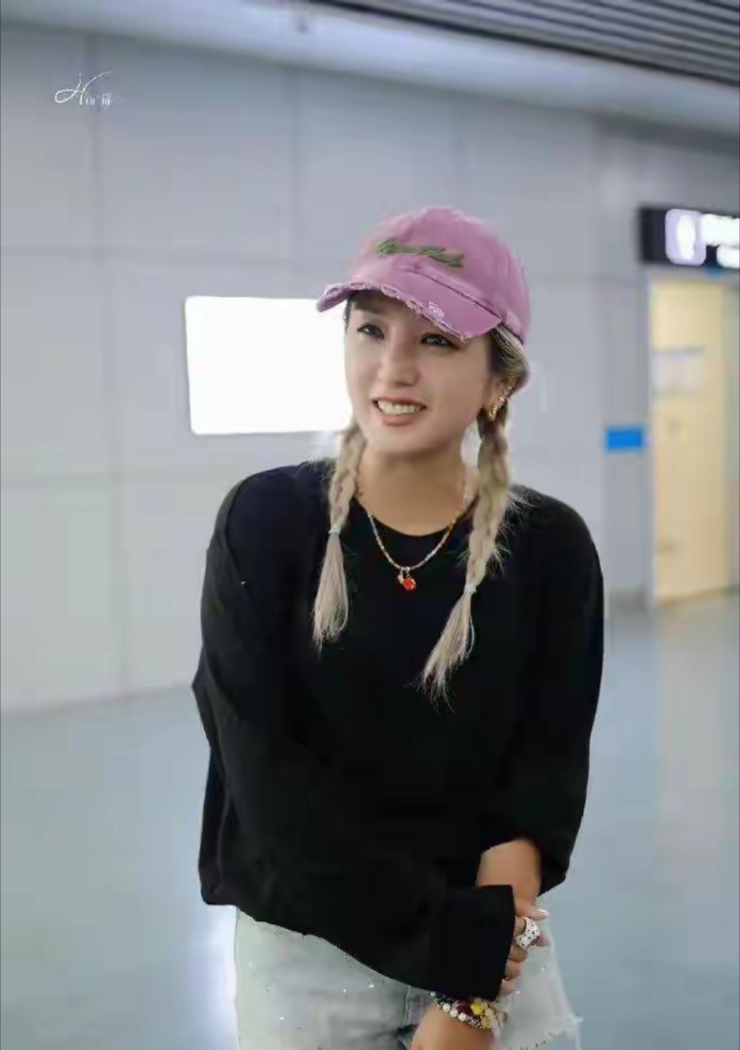 何洁瘦身成功状态全面回春！黑长袖搭牛仔短裤麻花辫直接减龄十岁 
