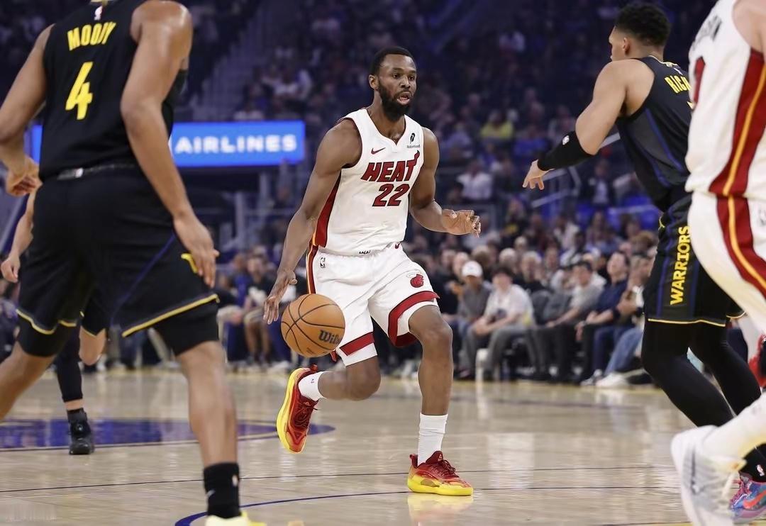 库里砍19+11巴特勒伤退 勇士轰24记三分大胜热火夺4连胜勇士NBA 北京时间